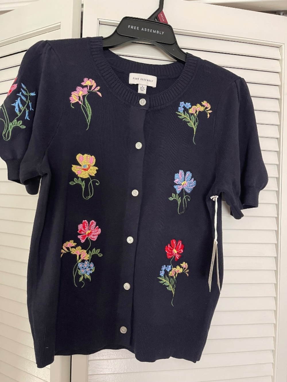 Free Assembly Navy Floral Embroidered Puff Sleeve Cardigan NWT - Picture 6 of 16